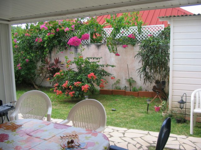 Terrase avec jardin privatif et barbecue