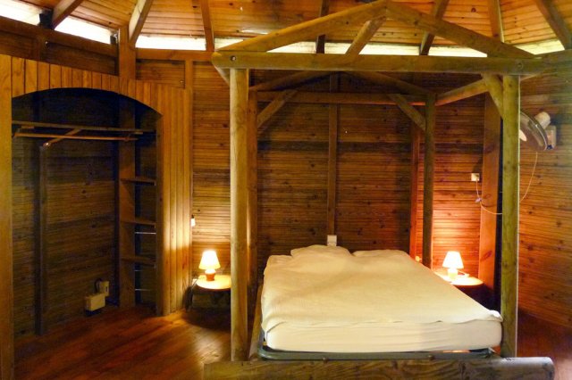 intérieur des bungalows, lit baldaquin avec moustiquaire.