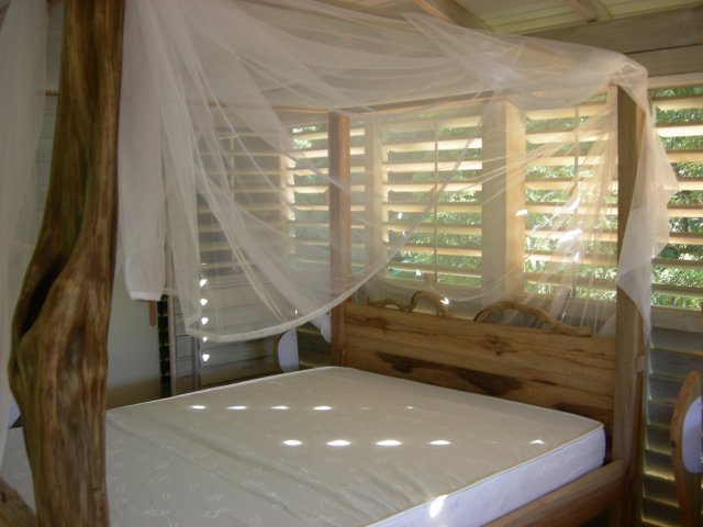 le lit baldaquin du bungalarbre, le confort en haut des cimes.