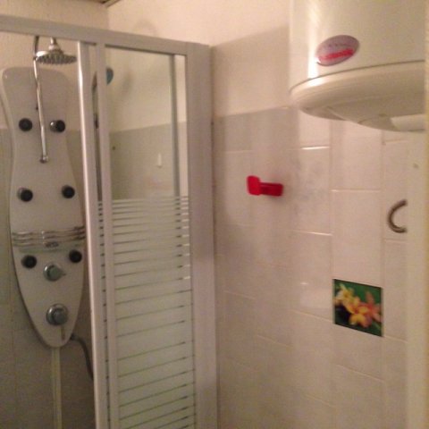 Douche avec colonne hydromassante