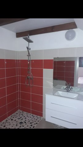La salle de bain avec la douche à l italienne