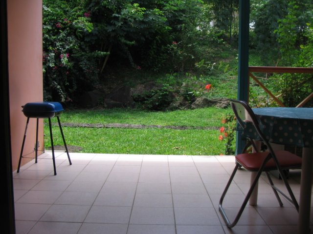 Terrasse calme c�t� jardin avec barbecue pour prendre vos ap�ritifs 